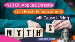 O óleo para unhas aplicado diretamente em uma unha recém-reforçada causará elevação.